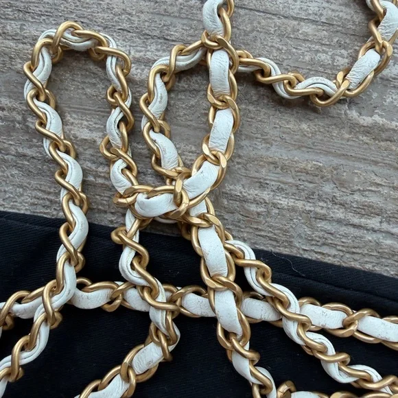 CHANEL Quilted White Shoulder Bag with Gold Hardware - Picture 6 of 16